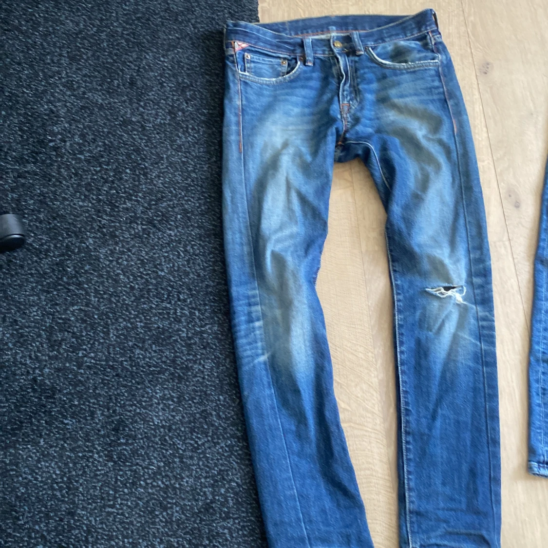 Blå jeans med amerikansk flagga-detalj