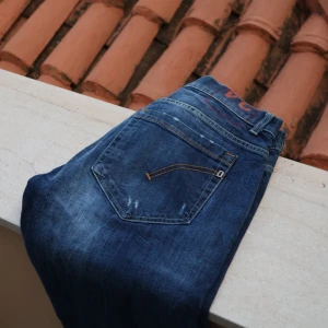 Blå jeansbyxor från Dondup - Pris kan diskuteras och byte accepteras! Mått: 40cm Midjan och 100cm i längden!