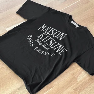 Maison Kitsuné Palais Royal Oversize T-Shirt - Ny Maison Kitsuné Oversize T-Shirt med ”Palais Royal” tryck. Storlek L ! Aldrig använd. Hör av er vid funderingar!