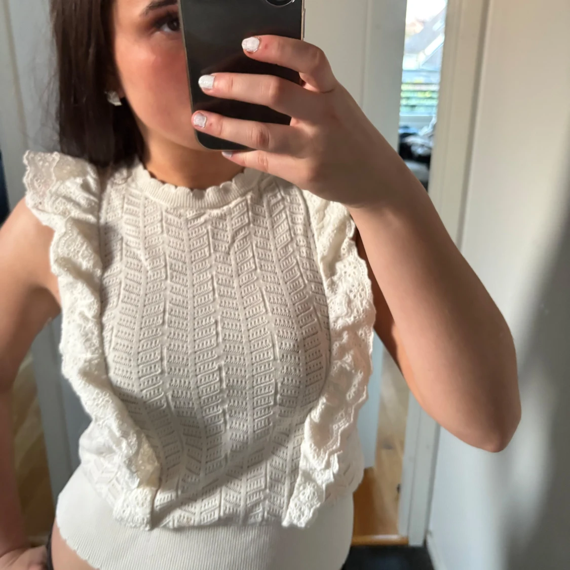 Vit stickad ärmlös topp med volang från Holly & Whyte - 1