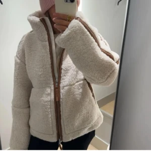 Beige teddyjacka från HM  - Teddy jacka från hm, slutsåld. Köpare drog sig ur. Säljer direkt för 699💛