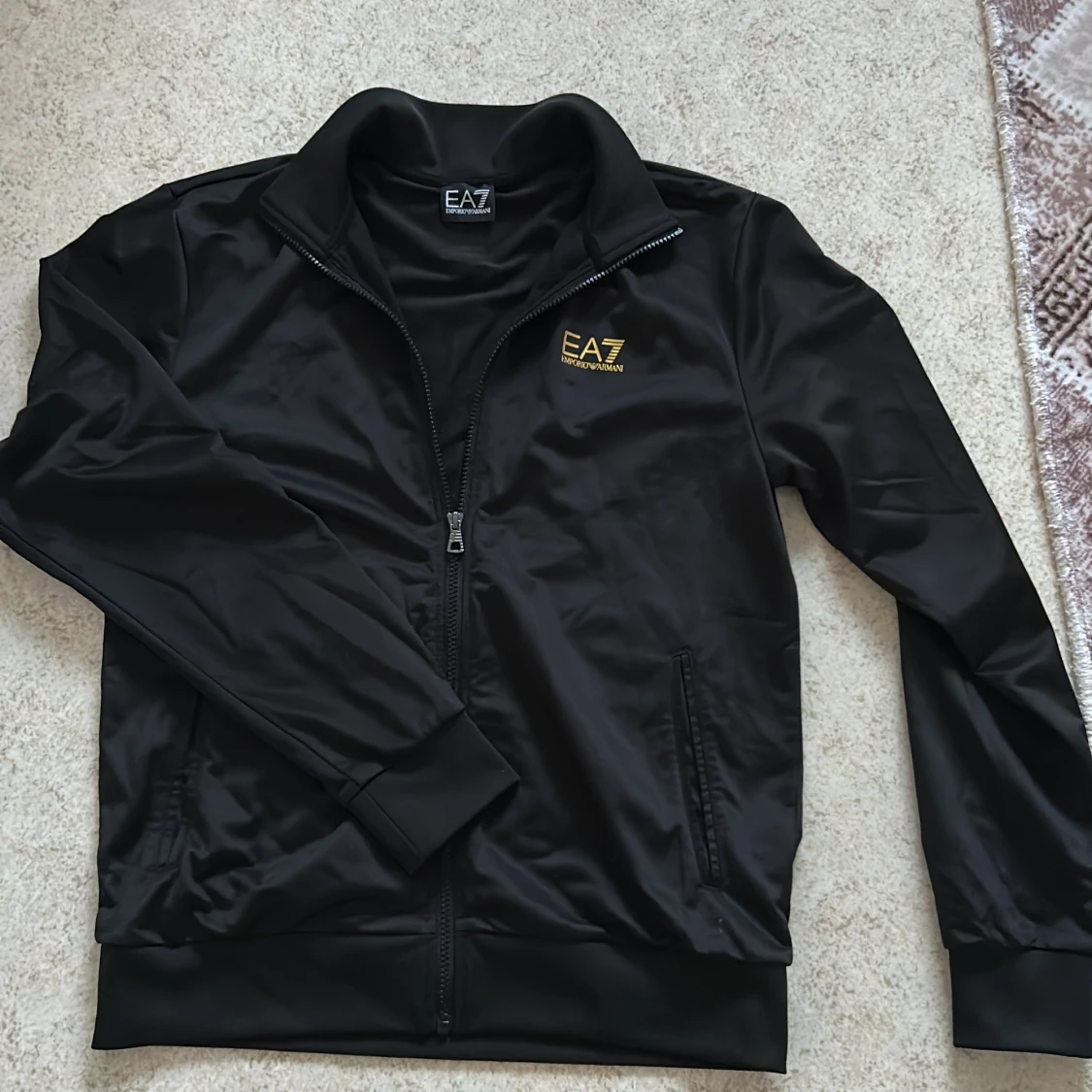 Svart track jacket från Emporio Armani EA7