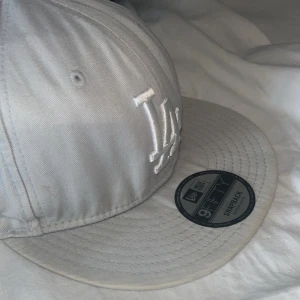 Grå LA keps - Kepsen är köpt för 499kr