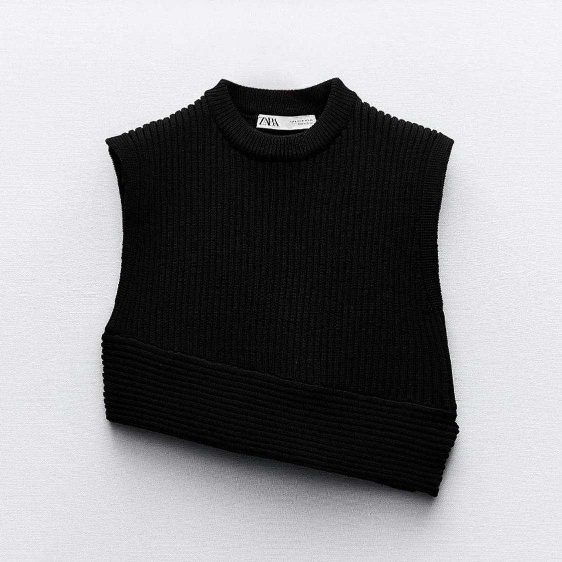 Svart ribbad stickad väst från Zara