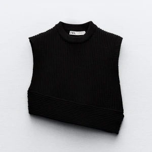 Svart ribbad stickad väst från Zara - Säljer en svart, ärmlös stickad topp från Zara med ribbad struktur och hög hals. 