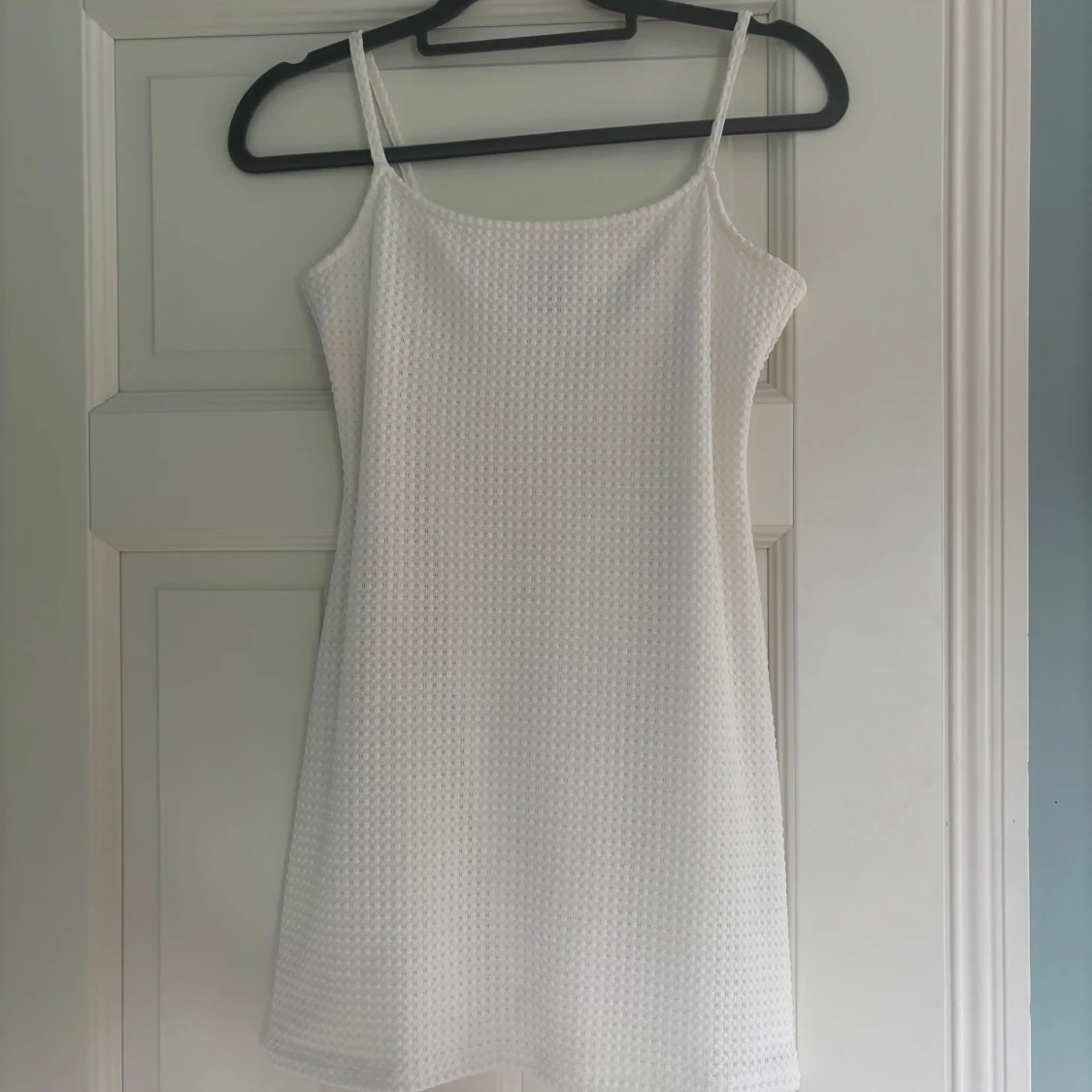 Vit ärmlös klänning från H&M Divided