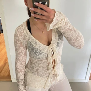 Beige långärmad spetskofta med knyt - Från NAKD💗 Aldrig använd💗