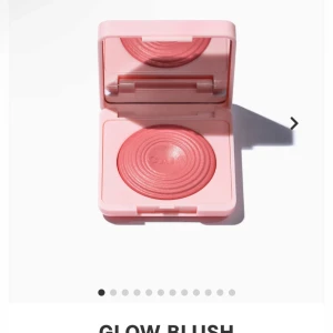 Caia Glow Blush  - Helt ny oöppnad Glow Blush från CAIA i färgen wild strawberry. den ligger kvar i förpackningen och köpt för 1 dag sedan. Funkar även bra att ge bort som present då den är oöppnad 