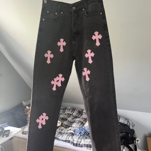 Chrome Hearts x Levi's svarta jeans - Säljer ett par Chrome Hearts Jeans X Levis Feta rosa kors och jeansen har coola silvriga chrome detaljer överallt (Se bild) Stl 28 skulle säga runt S.