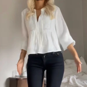 Zara blus✨ - Så fin blus från zara, slutsåld! Den har ett litet hål i ryggen men inget man tänker på 