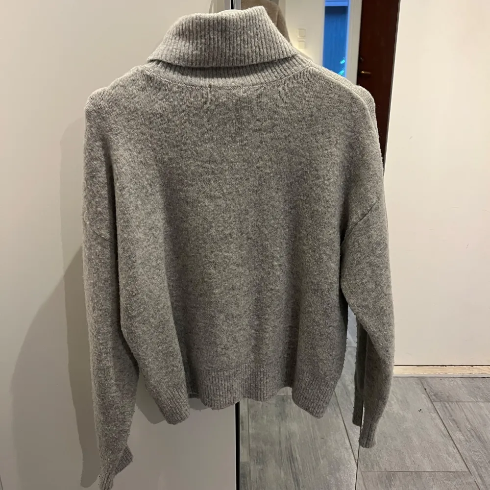 Mysig grå polotröja från H&M i mjukt stickat material. Tröjan har lång ärm, hög polokrage. .. Neuletakit & Villapaidat.