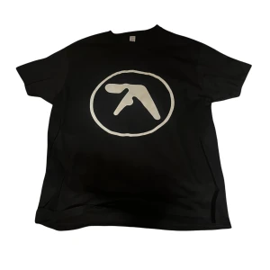 aphex twin tee 7\ - fett snygg, knappast använd!!
