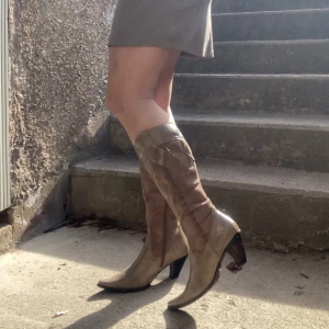 Beige cowboy boots med klack - Snygga beige cowboy boots med spetsig tå och klack. 