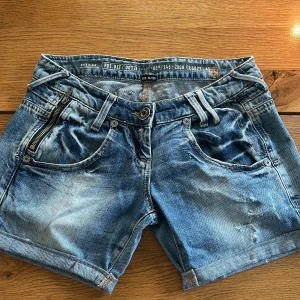 Lågmidjade jeanshorts - Snygga blå jeansshorts från River Island. Skulle säga storleken är xs-s. Midjemåtten är 37,5 tvärs över kontakta vid frågor och funderingar☺️