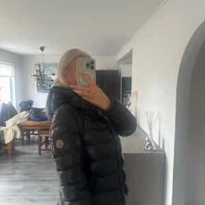 Moncler jacka - Säljer nu min svarta Moncler Bady jacka, mycket fint skick. Pris kan diskuteras. Har bild på kvitto.