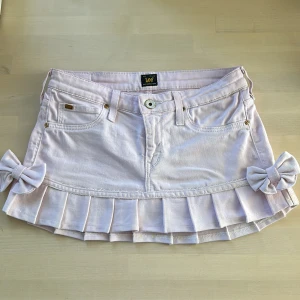Lågmidjad jeanskjol - Jättesnygg rosa lågmidjad jeanskjol omsydd från ett par lee jeans. Midjemått rakt över 35, hör av dig vid funderingar!☀️🌸