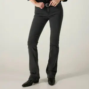Säljer ett par svarta bootcut jeans från Wrangler. Fint skick💕W27 L32. Färgen är mörkgrå 