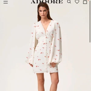 Adoore klänning  - Superfin o skön klänning ifrån adoore! Klänningen är som ny, endast använd 1 gång! Kostar 1495kr som ny, säljer för 850kr! Strl 38💌