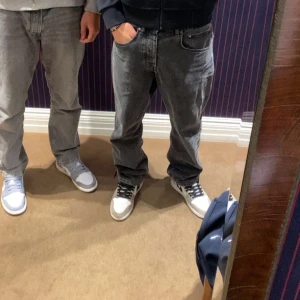 Grå jeansbyxor med rak passform - Säljer ett par grå Levis 501  jeansbyxor med rak passform. Klassisk femficksmodell och normal midja. Perfekta till vardags och passar till det mesta. Snygg tvättad grå färg och sköna att bära.