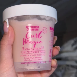Hårmask - Curl Repair Hårmask från Umberto Giannini för lockigt hår. Full som ny. Bara använd 2-3 gånger. Se bild 3 för att se hur full den är. Köpt för 170kr. Säljer för 90kr.