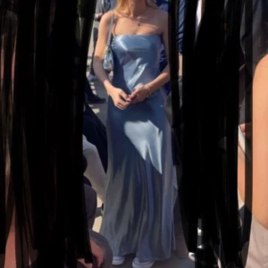 balklänning - säljer en ljusblå balklänning i bandeau från nelly, endast använd en gång. insydd i midjan till mina mått men passar både xs och s, går att sprätta upp! jag är 168 lång❤️‍🔥