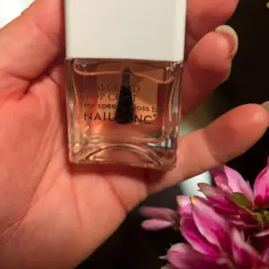Säljer en 45 Second Top Coat från Nails Inc. som ger en snabb och glansig finish. Perfekt för att skydda och förlänga hållbarheten på ditt nagellack. Kommer i en stilren flaska med vit kork.