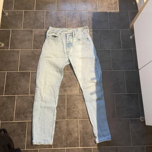Levis jeans - Säljer ett par ljusa 501 jeans från Levi's. Skicket på dessa är väldigt fint och st är 28/30. Säljs pågrund av att dom inte används. Pris kan diskuteras