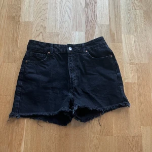 Svarta jeansshorts - Snygga svarta jeansshorts från bikbok i storlek M🖤använda några gånger men bra skick.