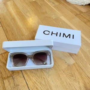 CHIMI solglasögon  - Super snygga CHIMI solglasögon i modellen 08 färgen Ecru. Original boxen, fodralet och putsduken i oöppnad förpackning medföljer🥰 Sparsamt använda och inte tecken på användning syns💗🫶🏻