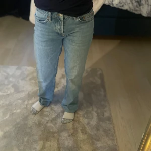 Blå jeans från Lager 157 - Säljer ett staight blåa jeans från L. 157. De har en normal passform och är mid-waiste. De är som nya.