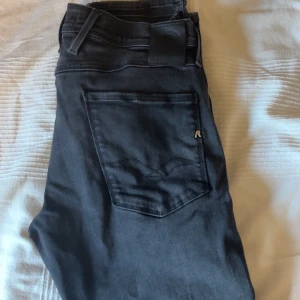 Svarta Replay Anbass - Replay jeans i storlek 32/32. Modell ”anbass” och i super fint skick. Säljer de då de ej kommer till användning. För mer frågor och liknande så är de bara o höra av sig!😁