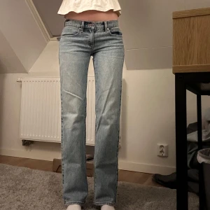 Ljusblå lågmidjade jeans från Abrand Jeans - Ljusblå perfekt lågmidjade jeans från Abrand💞 Helt nya utan prislapp!! 💞Perfekta till en avslappnad stil och lätta att matcha med olika toppar.                                                                            Midjemått: 34cm                                                           Innerbenslängd: 80cm