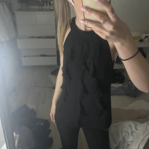 Svart ärmlös topp från Ann Taylor - Säljer en svart ärmlös topp från Ann Taylor i storlek 6, skulle uppskatta till xs/s💗 helt oanvänd!! 