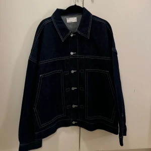 Mörkblå jeansjacka från ASOS - Säljer en mörkblå jeansjacka från ASOS i storlek M. Aldrig använt. Slutsåld och ny pris 700kr. 