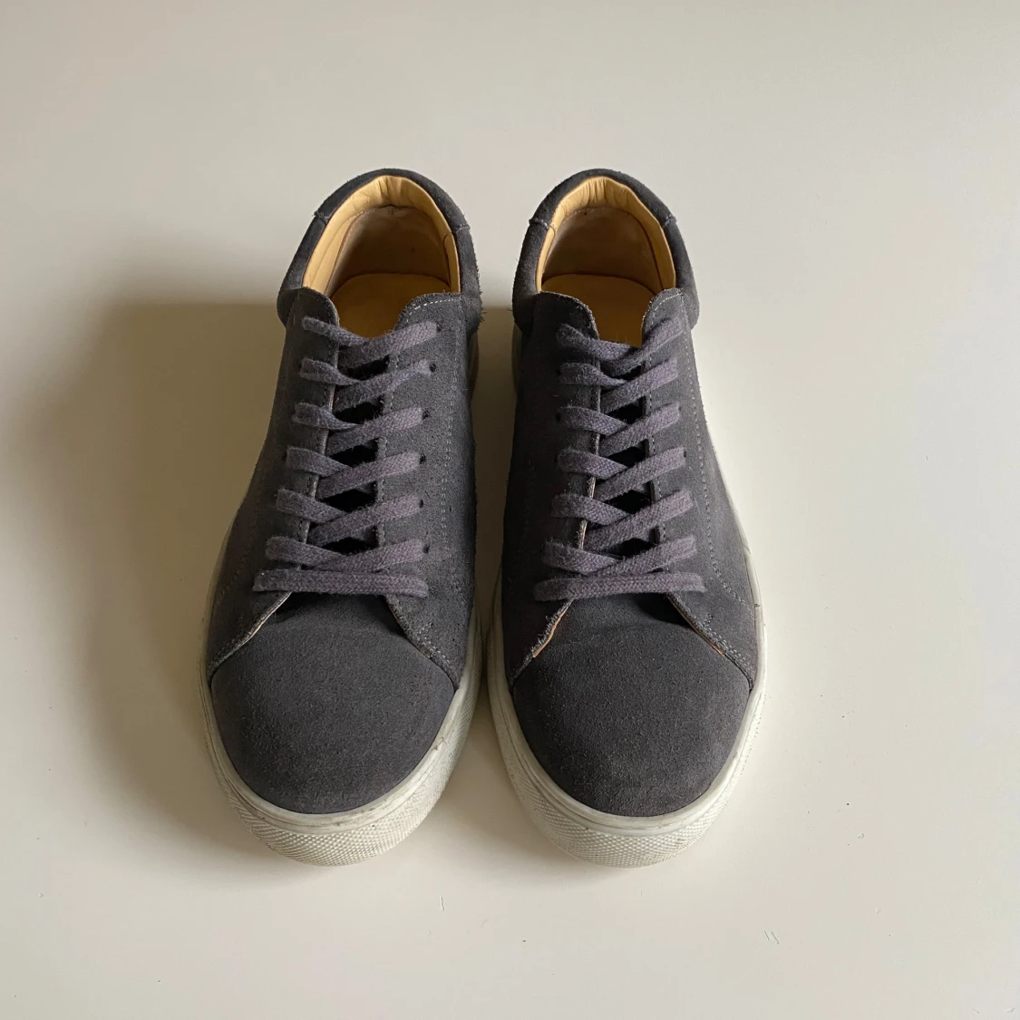 Grå mockasneakers från Myrqvist - 1