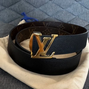  Louis Vuitton svart & monogram reversable - Säljer ett svart bälte från Louis Vuitton med ett stort Bältet har klassiskt monogrammönster och svart på andra sidan som går att ha båda hållen. Bältet är i nyskick och finns kvitto och dustbag.