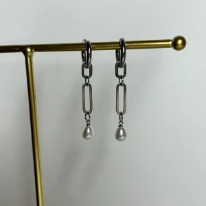 Örhängen med pärla Stockholmsstil  - Handgjorda örhängen. Allt i rostfritt stål förutom pärlan. Fast pris satt efter materialkostnader och tillverkning. Köp gärna via köp nu. Kvar tills markerad såld.. 