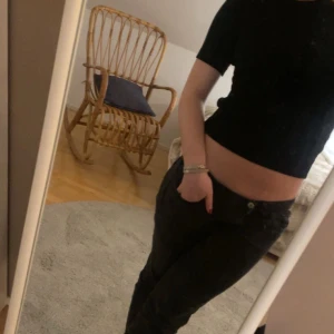 LTB lågmidjade jeans  - Säljer ett par svarta bootcut jeans från LTB. Byxorna är lågmidjade med klassisk femficksdesign och har en snygg, enkel look. Perfekta för dig som gillar en tidlös stil med lite utsvängda ben. LTB Valerie size 29W/34L