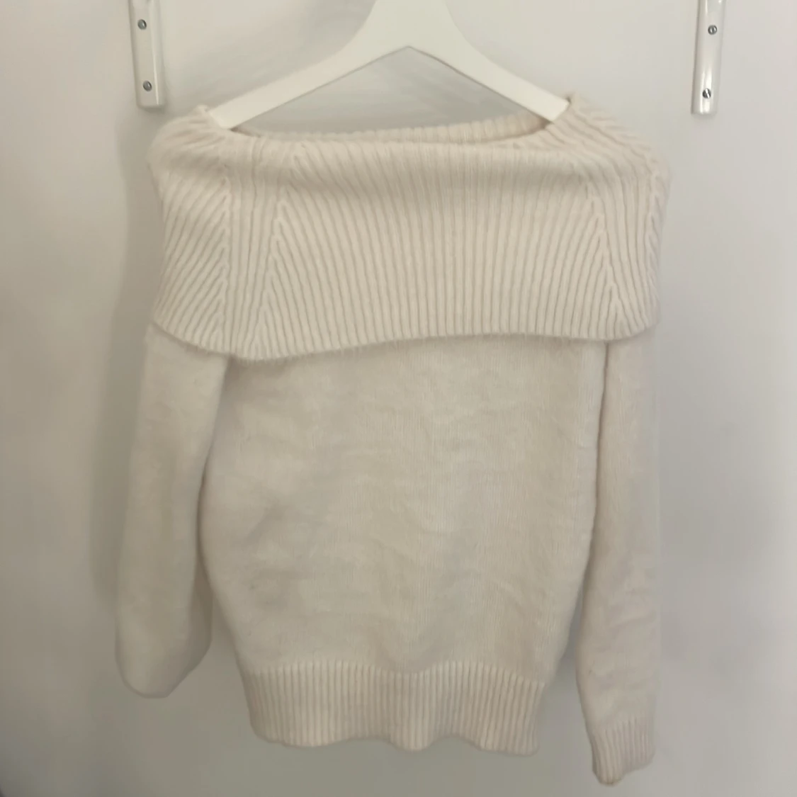 Vit offshoulder stickad tröja från Lindex - 1