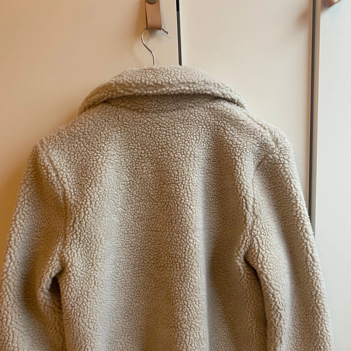 Beige teddyjacka från Bubbleroom - 3
