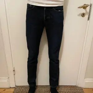 Tja, säljer ett par feta Acne Roc Raw Jeans. Jeansen är i storlek W30 L32 men är tighta i midjan så de passar som W28-29. De är i mycket bra skick och har inga tydliga tecken på användning. Nu säljer jag dessa för endast 249kr, inklusive fri frakt. Hör av er vid frågor och bud.