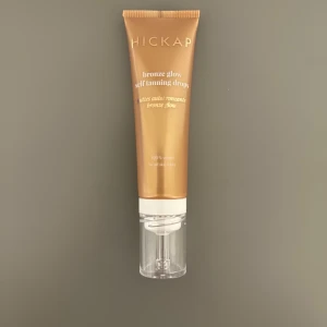Bronze Glow Self Tanning Drops  - Bronze Glow Self Tanning Drops från Hickap ger en naturlig solkysst look. Perfekt för att blanda med din favoritkräm för en gradvis solbränna. Kommer i en praktisk tub med pump för enkel applicering. Oöppnad nypris 179 mitt pris 50kr