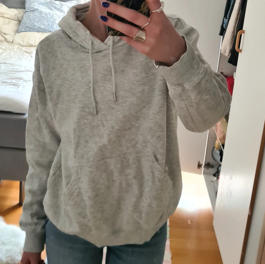 Ljusgrå hoodie med ficka