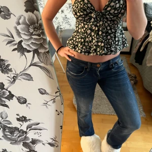 Mörkblåa ltb jeans  - Lögnidjade snygga sköna lbt jeans jag är 165 o väger 64  kilo som referens till jeansen nypris 1000 kr