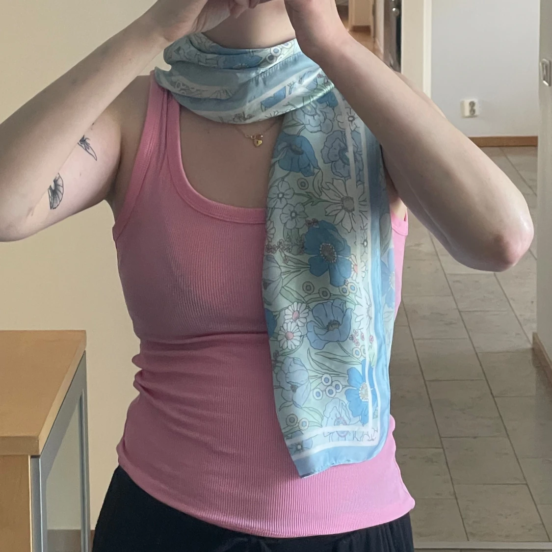 Blommig ljusblå och vit sjal - 1