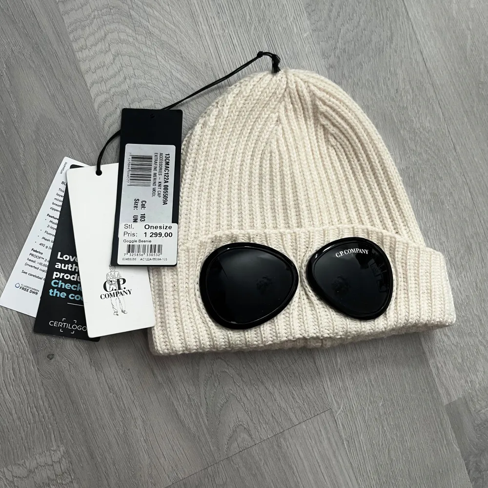 Säljer min C.P. Company mössa köpt för 1299kr, mössan är väl använt och har tagits hand om, perfekt under kalla dagar, pris går diskuteras, mössan är one size, hör av er vid minsta fundering! 🔥. Asusteet.