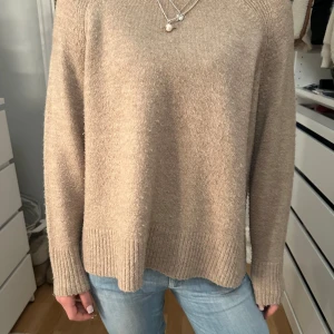 Beige stickad tröja  - Mysig beige stickad tröja från mango med rund hals och ribbade detaljer! Passar till allt!❤️❤️