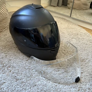 MC hjälm HJC - MC hjälm  från HJC, modell C70. Svart visir och en original klar visir. Väl använd med fingrar som den ska, perfekt som extra hjälm.