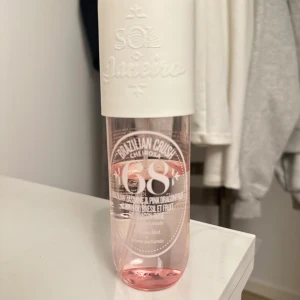 Sol de Janeiro Brazilian Crush Cheirosa 68 - Fräsch och exotisk body mist från Sol de Janeiro. Har använt halva flaskan men den kommer inte till användning lägre därför säljer jag den. Flaskan rymmer 240 ml så skulle säga att det är ungefär 120ml kvar. Säljer för 100 kr köpte den för 449kr.
