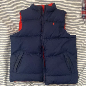 Ralph Lauren Vest - Snygg vändbar dunväst från Ralph Lauren i blått och rött.                                                              Väldigt bra skick                                                           XS 